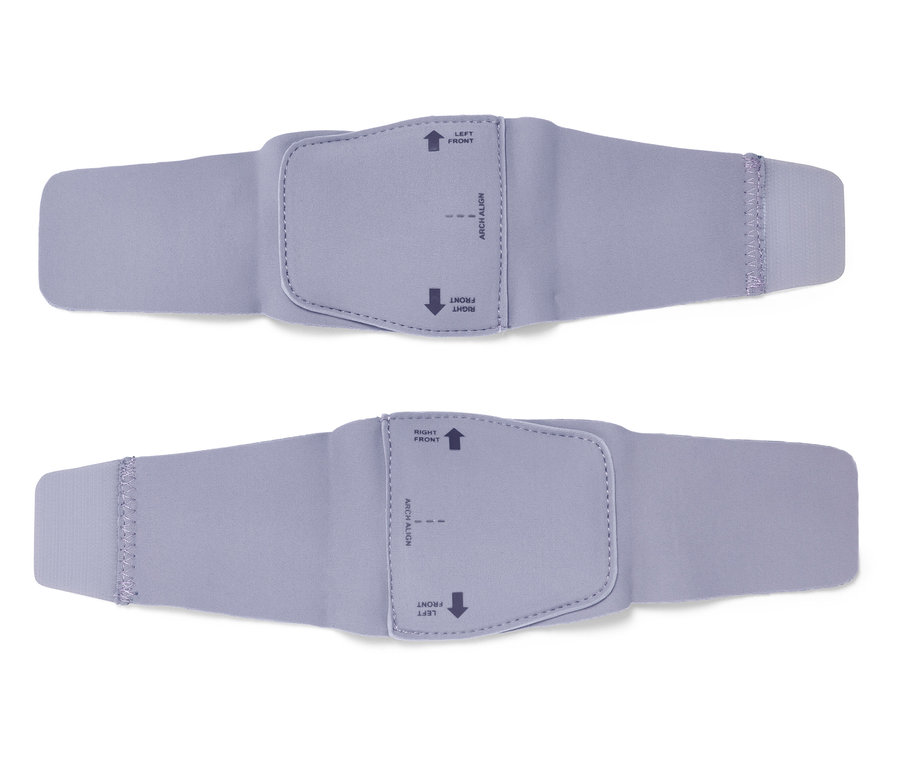 Zwei hellviolette, verstellbare Bänder von oben auf weißem Hintergrund.