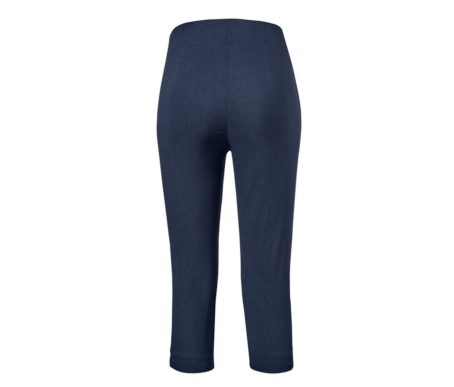 Detailansicht der Rückseite einer marineblauen 3/4-Stretchhose mit Knöpfen.