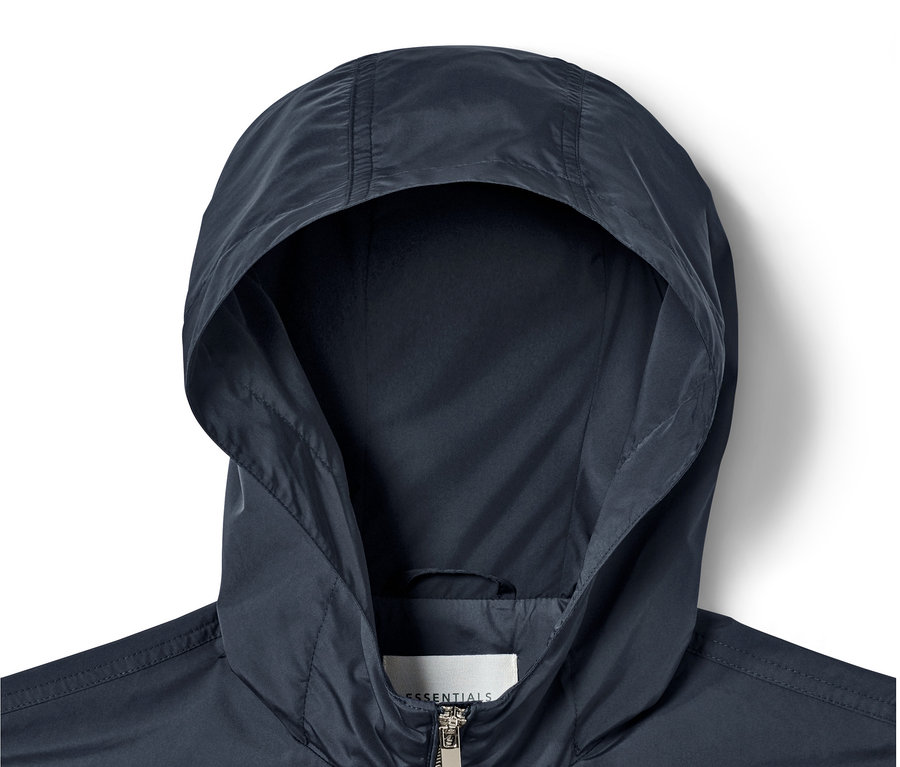 Detailaufnahme eines kurzen Parkas mit Kapuze.
