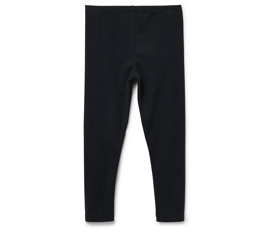Eine schwarze Leggings liegt auf einem weißen Hintergrund.