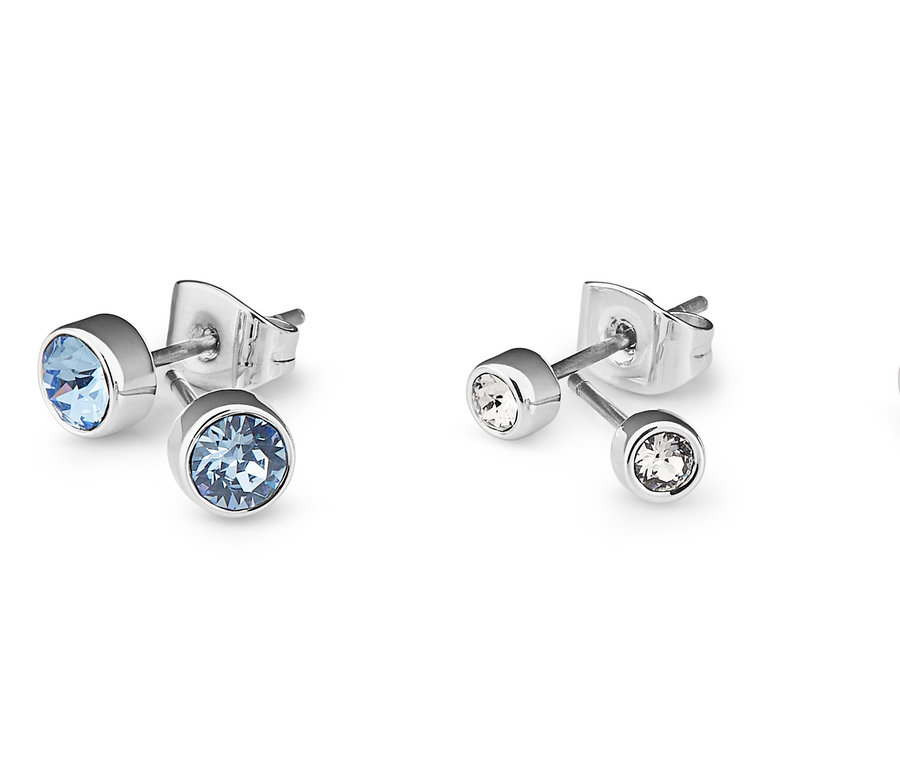 Nahaufnahme von drei Ohrstecker-Sets, verziert mit Swarovski® Kristallen, auf weissem Hintergrund.