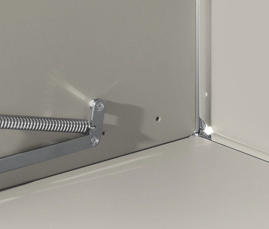 Detailansicht eines grauen Schranks mit silbernem Scharnier und Feder.