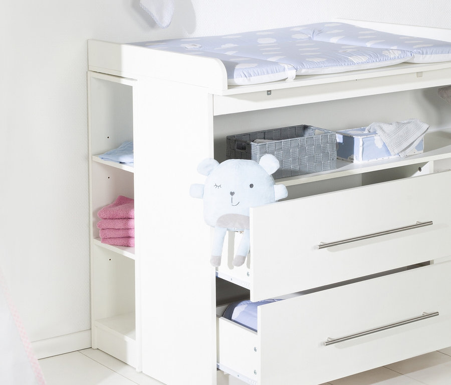 Weißer Wickeltisch mit offenen Schubladen und Regalen. Auflage mit blauem Wolkenmuster. roba Seitenregal »Maren« sichtbar.