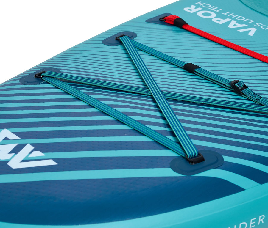 Detailansicht des Aqua Marina SUP Boards »Vapor« 10’4″ mit blauen Streifen und grünen Seilen.