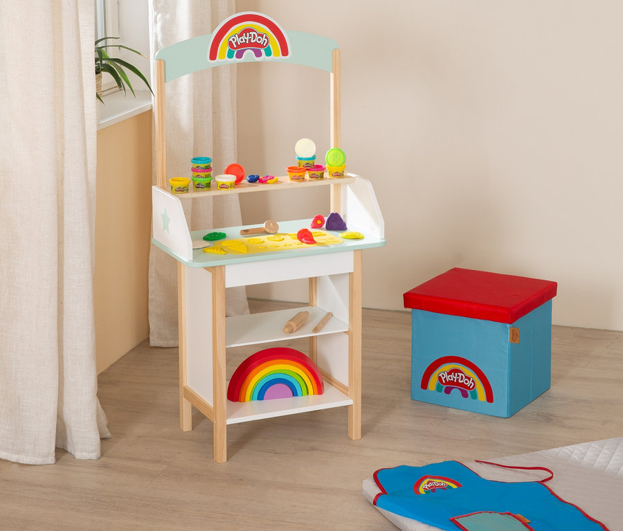 Ein roba x Play-Doh Eisstand mit verschiedenfarbiger Knete und Zubehör.