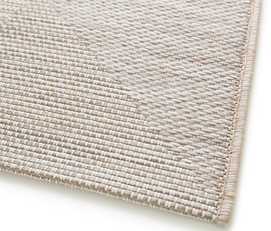 Detailansicht eines beigen Outdoor-Teppichs "Sandstone Shapes".