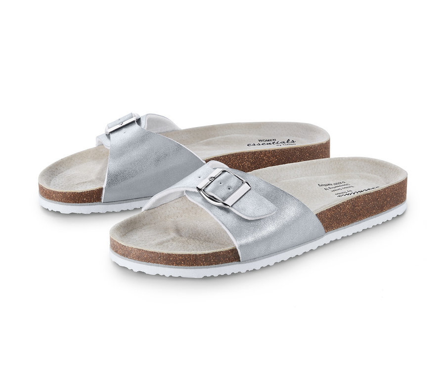Zwei Komfortsandalen in Metallicoptik stehen auf einem weißen Hintergrund.