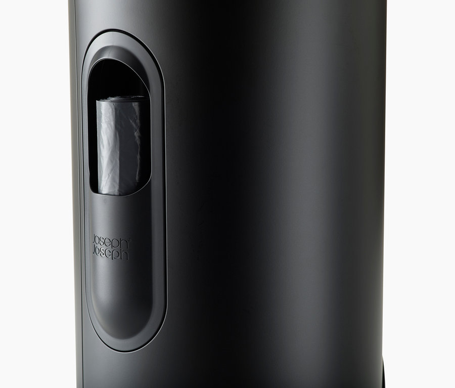 Detailansicht eines schwarzen Joseph Joseph Slimline Treteimer, 30 l, mit Müllbeutelspender.