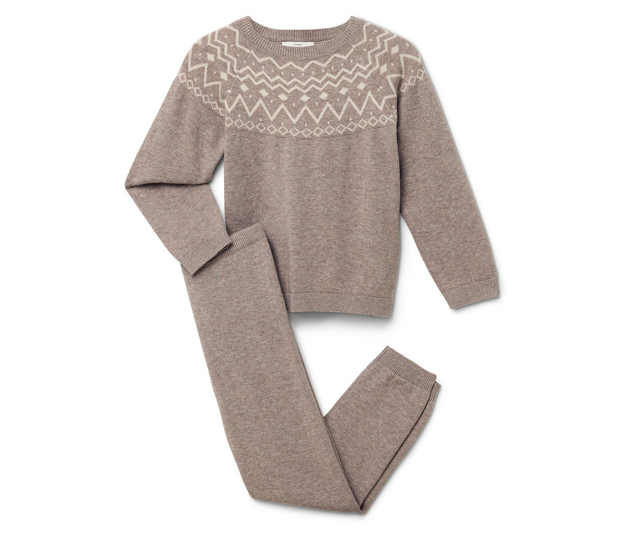 Beiger Pullover und Hose mit geometrischem Muster.