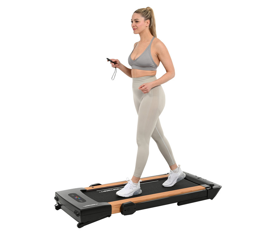 Frau geht auf einem Laufband 2 in 1 in Holzoptik.