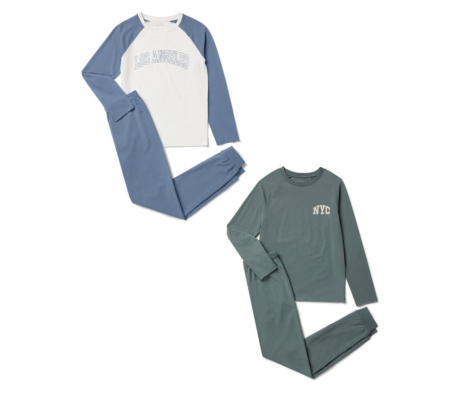 Zwei Pyjama-Sets. Ein blaues mit weißem Oberteil mit der Aufschrift Los Angeles. Ein grünes mit der Aufschrift NYC.