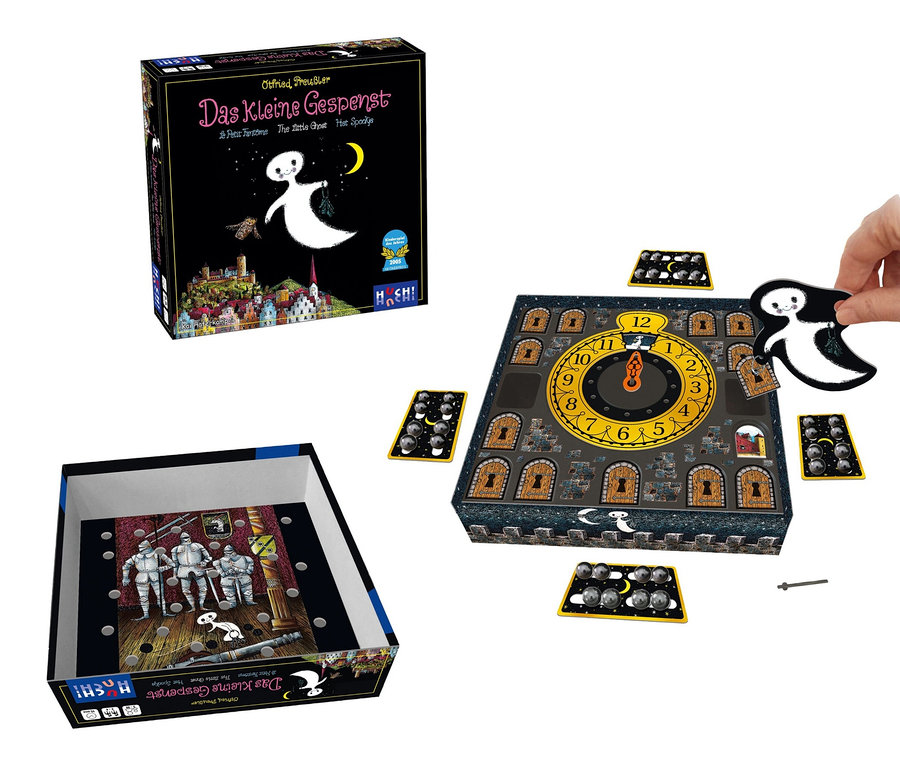 Das Spiel »Das kleine Gespenst« aufgebaut mit Spielbrett, Karten und einer Gespensterfigur.
