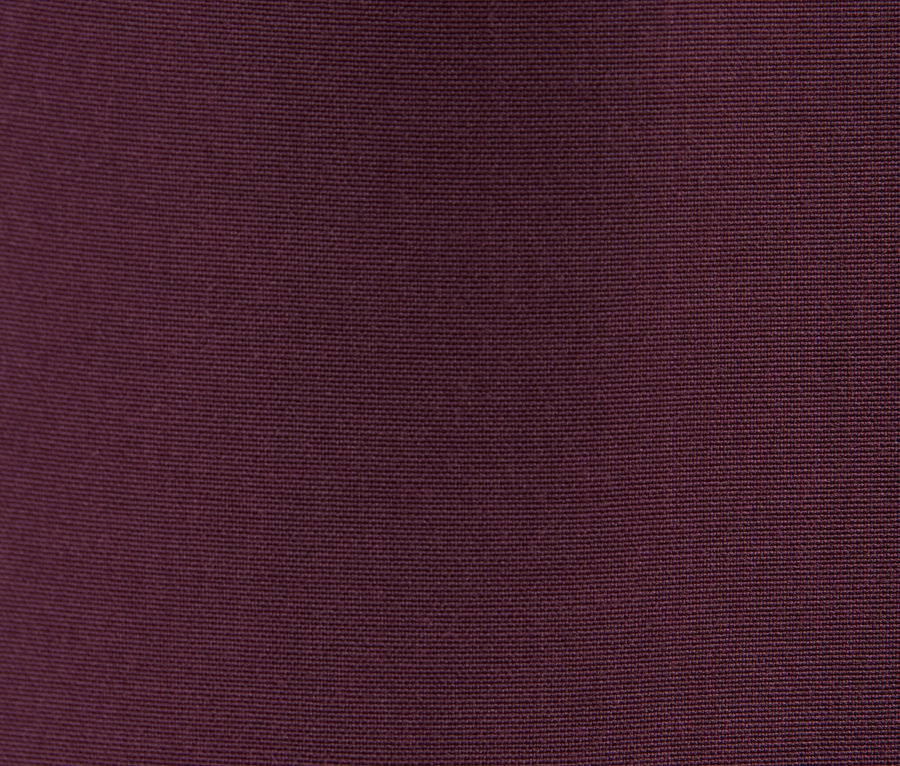 Nahaufnahme einer Stofftextur in dunklem Violett.