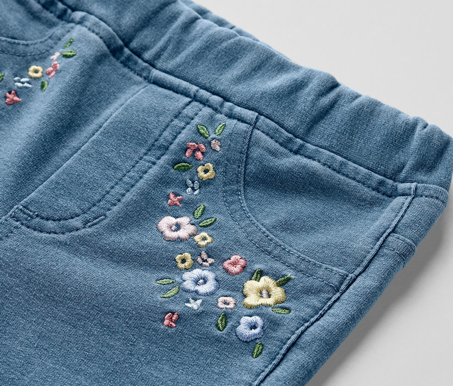 Detail einer Kinder-Jeggings – Fit »Mia« mit Blumenstickerei.