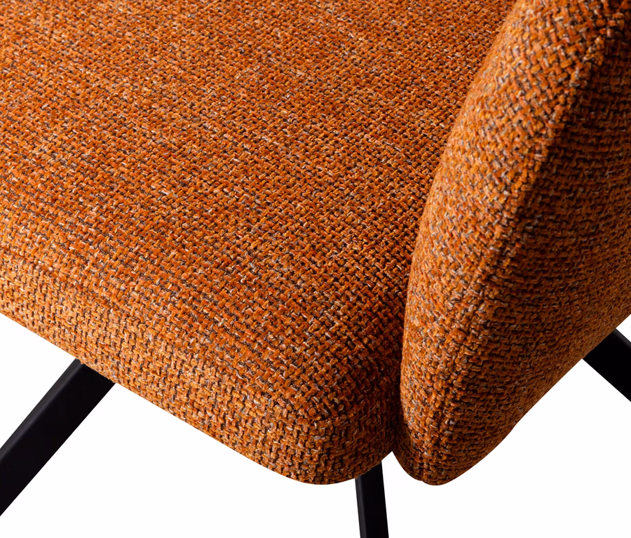 Detailansicht einer Ecke des Woood Stuhls »Fenne« im Farbton Ginger mit quadratischer Textur und schwarzen Beinen.