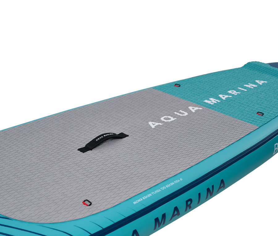Detailaufnahme eines Aqua Marina SUP Boards »Beast« 10'6" mit grauem Anti-Rutsch-Belag und schwarzem Griff in der Mitte.