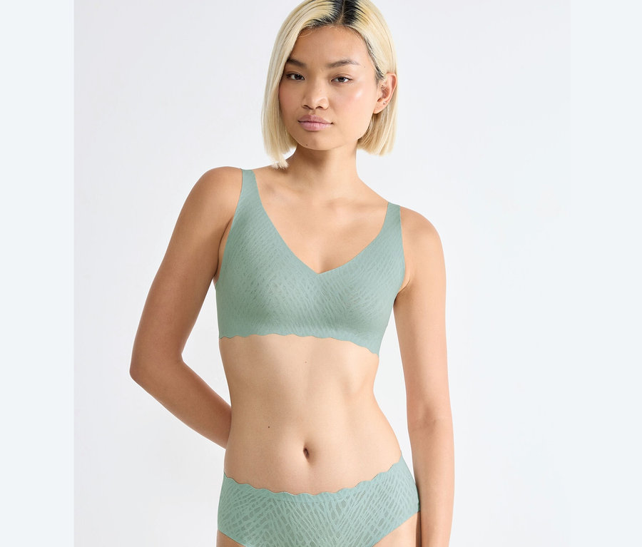 Frau trägt einen Sloggi ZERO Feel Bliss Soft BH in Misty Turquoise.
