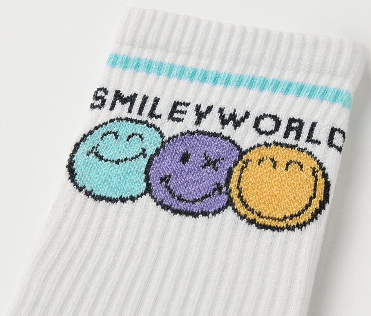 Detailansicht von 5 Paar Kinder-Tennissocken SMILEYWORLD® mit bunten Smileys.