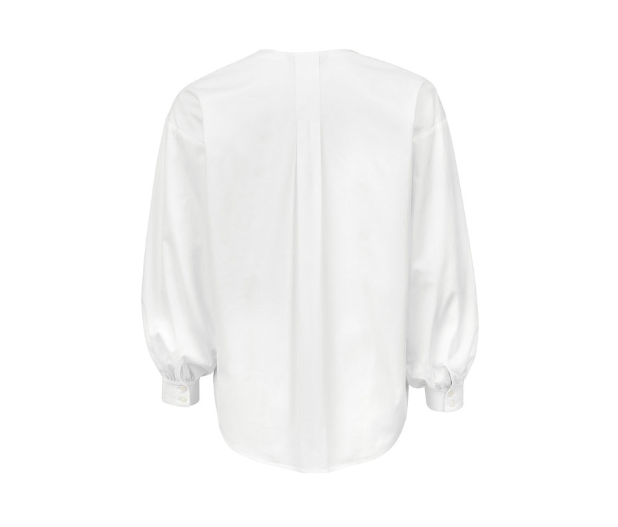 Detailansicht der Rückseite einer weißen Popeline-Bluse mit langen Ärmeln.
