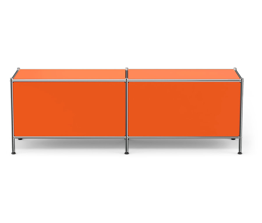Orangefarbenes Lowboard »CN3« aus Metall mit zwei Klappfächern.