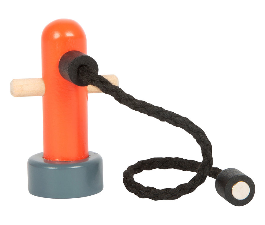 Orangefarbenes und graues Holzmodell einer Wasserpumpe mit schwarzer Kordel und Holzgriff.