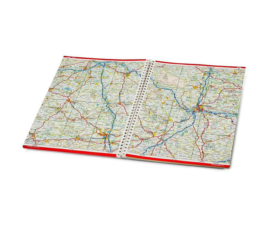 Offenes Buch "Neuer Straßen-Atlas Deutschland/Europa 2025/2026" mit roten Rändern und Spiralbindung in der Mitte.