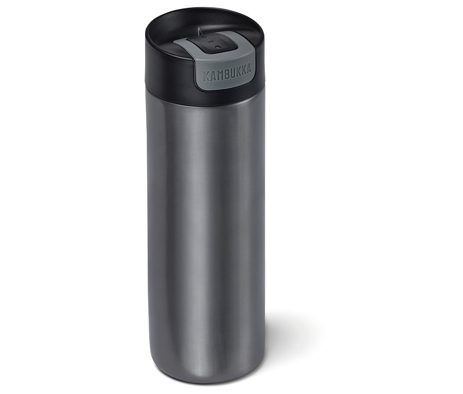 Ein grauer Kambukka To Go Becher mit einem Fassungsvermögen von 500 ml.
