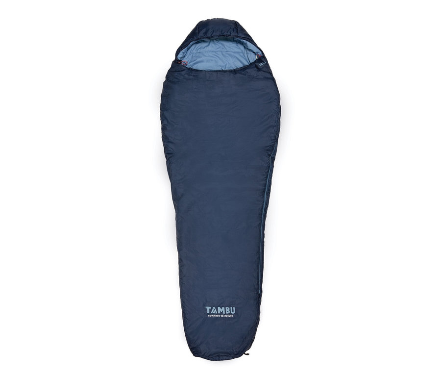 Blauer Tambu Mumienschlafsack Talu 1500 liegt auf einem weißen Hintergrund.
