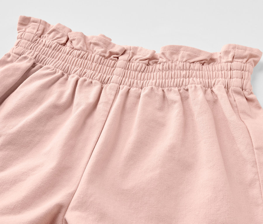 Detailaufnahme einer Kinder-Paperbag-Shorts mit Gummibund.