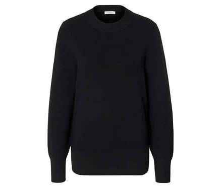 Schwarzer Strickpullover mit langen Ärmeln.