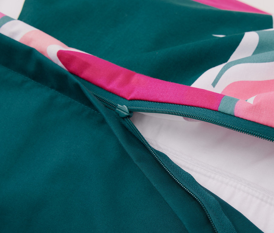 Detailansicht von Perkal-Bettwäsche mit Reißverschluss in Normalgröße und Übergröße.