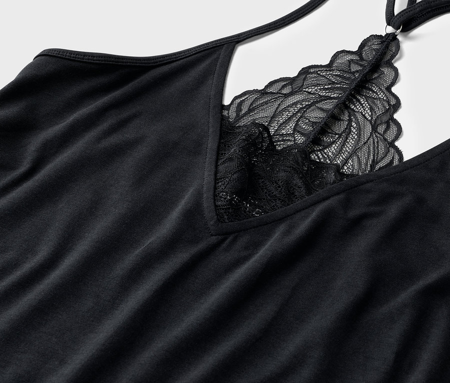 Nahaufnahme eines schwarzen Tanktops mit Spitze am Ausschnitt.