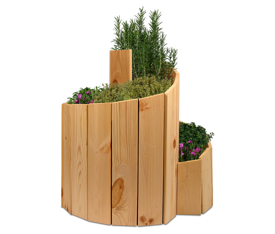 Mehrstufiges Hochbeet »Schnecke« aus hellem Holz mit verschiedenen Kräutern und Pflanzen.