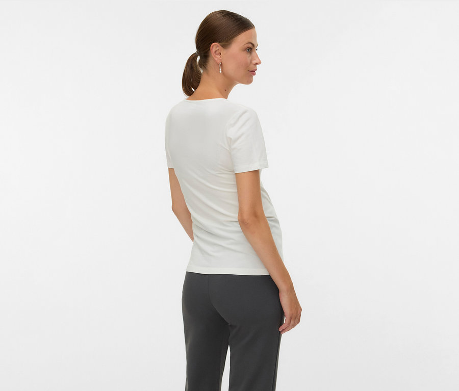 Frau von hinten mit MAMALICIOUS 2er Pack T-Shirt »MLKERRIE TESS« und grauer Hose.