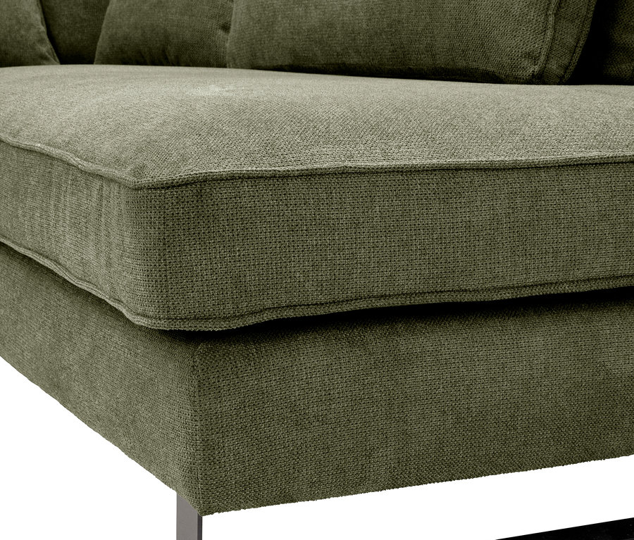 Nahaufnahme eines olivgrünen Sofas mit schwarzen Metallbeinen.