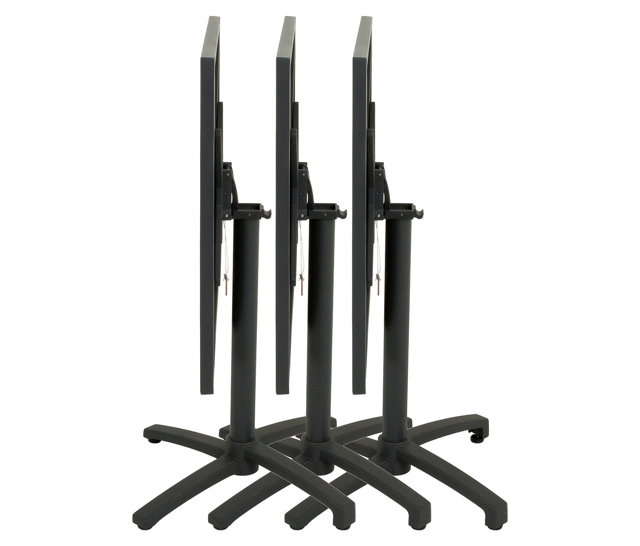 Drei schwarze Klapptische stehen hintereinander, die Tischplatten sind hochgeklappt.