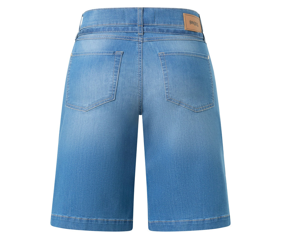 Rückansicht einer hellblauen Jeans-Culotte mit zwei Gesäßtaschen und einem braunen Etikett am Bund.