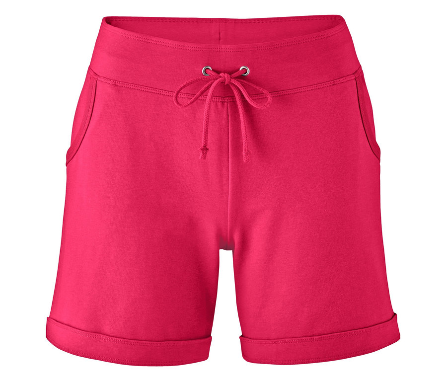 Pinke Sportshorts aufgerollt auf weißem Hintergrund.