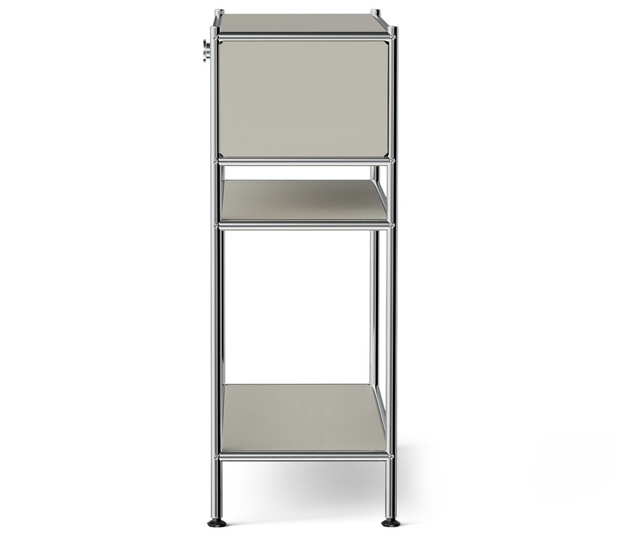 Ein graues Regal mit drei Fächern und einem Schrank oben drauf, auf weißem Hintergrund.