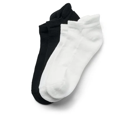 Nahaufnahme von einem Paar schwarzen und einem Paar weißen Socken.
