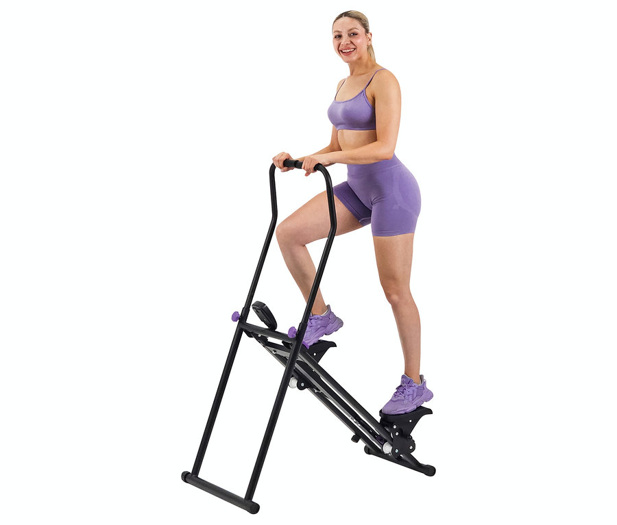 Frau benutzt Stepper in lila Sportbekleidung und Turnschuhen.