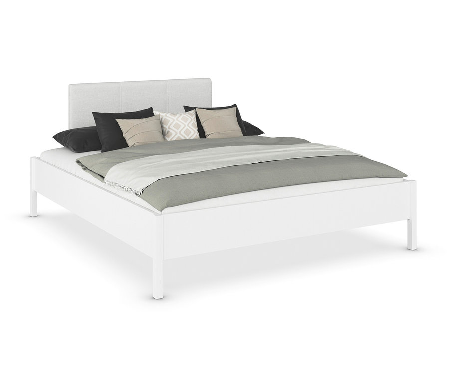 Weißes Bett mit hellgrauem Kopfteil und mehreren Kissen.