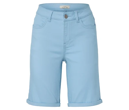Hellblaue Denimshorts vor einem weißen Hintergrund.