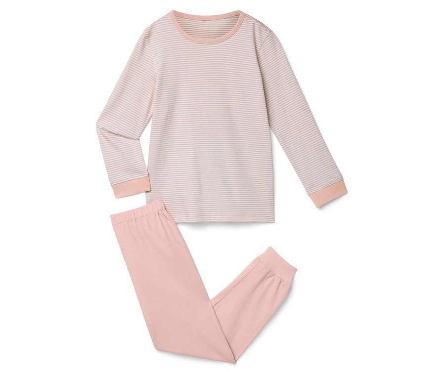 Ein gestreiftes, langärmeliges Pyjama-Oberteil liegt neben einer rosafarbenen Pyjamahose auf einem weißen Hintergrund.