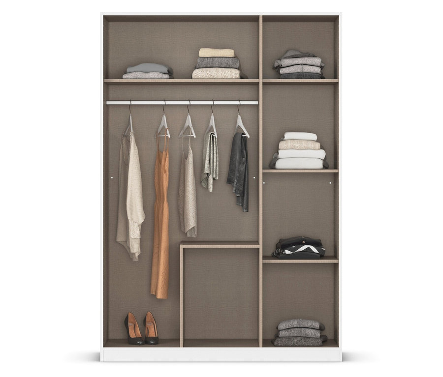 Innenansicht eines offenen rauch Drehtürenschranks »Butte« mit drei Türen, der Kleidung und gefaltete Textilien enthält.