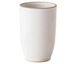 Ein einzelner, hoher, zylindrischer, weißer Becher mit einem schmalen braunen Rand oben und unten, isoliert auf einem weißen Hintergrund.