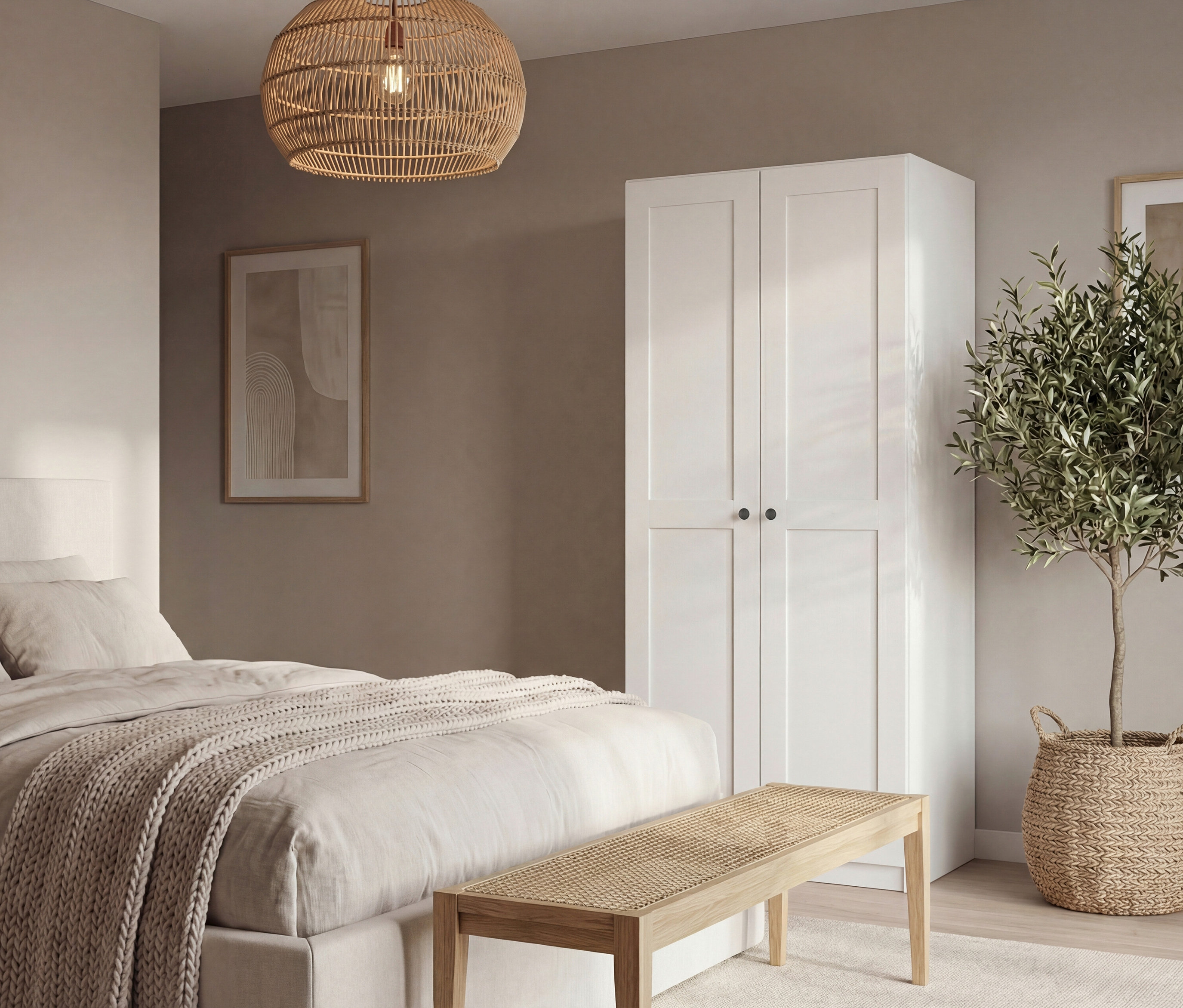 Schlafzimmer mit Bett, Bank, weißem Schrank, Topfpflanze und geflochtener Lampe.