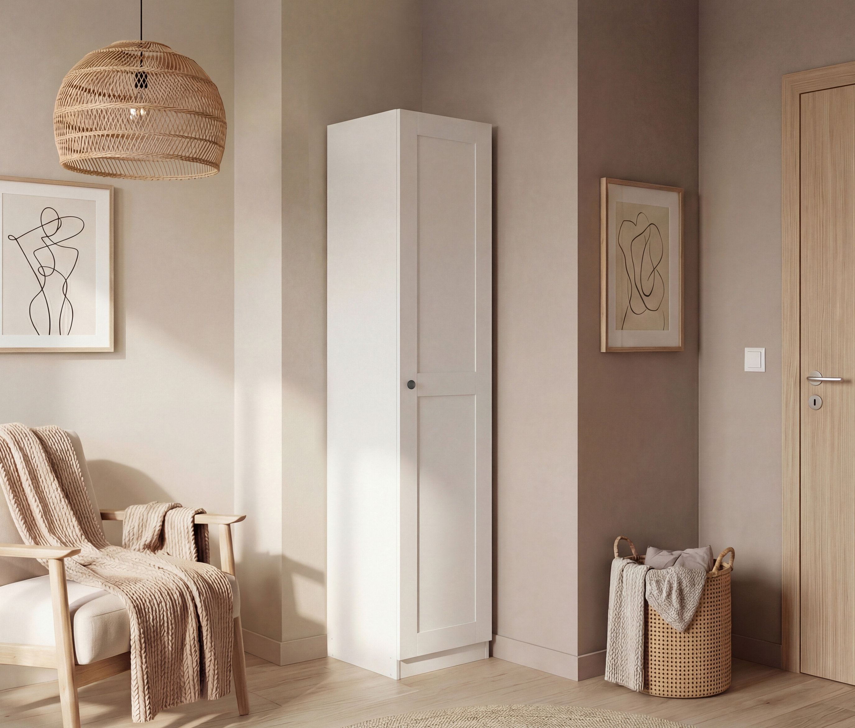 Einrichtungsecke mit weißem Schrank, Sessel mit Decke, Korb mit Textilien, Hängelampe und gerahmten Kunstdrucken an der Wand.