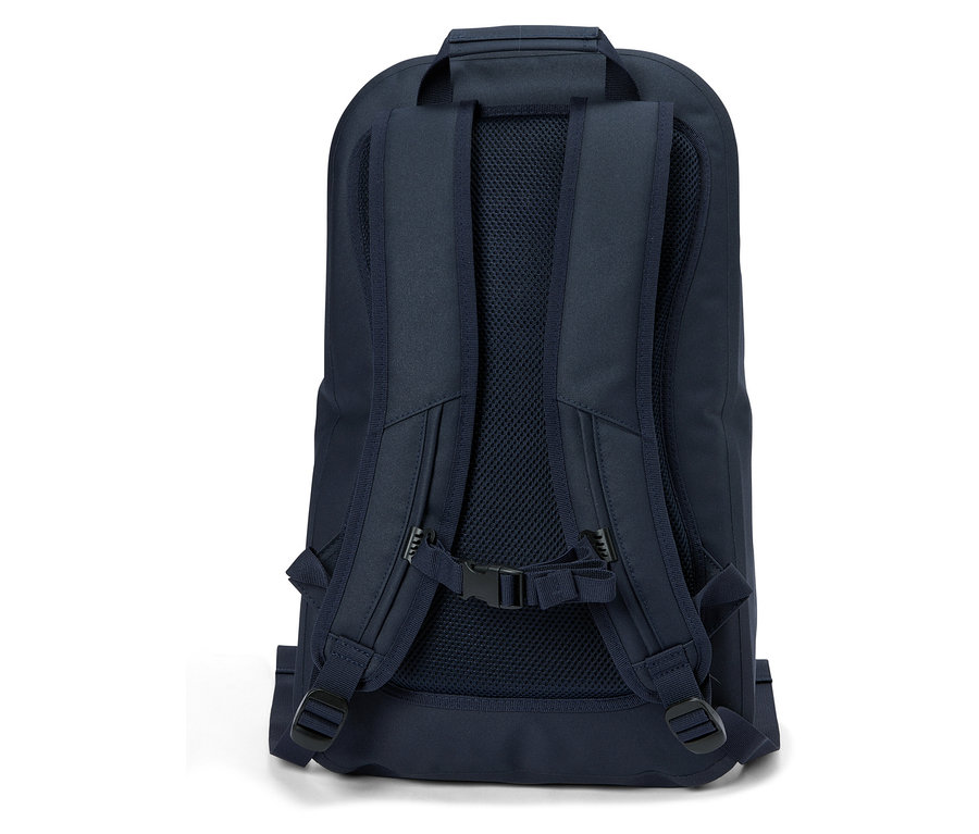 Rückansicht eines marineblauen Rucksacks mit Tragegriff, Schultergurten, Brustgurt und Hüftgurt.