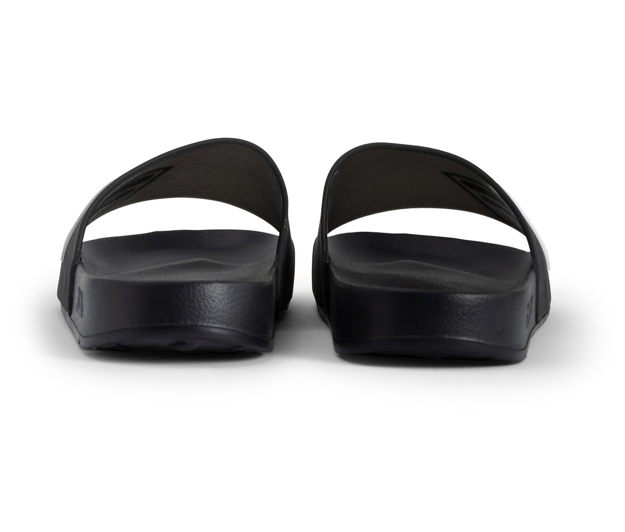 Zwei schwarze FILA Lugo Herren-Slipper, nebeneinander von hinten gesehen.